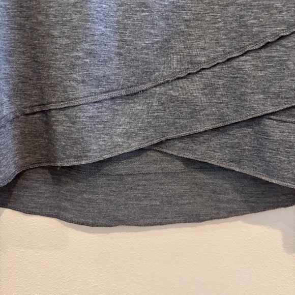 Chico's Zenergy Women's Gray Long Sleeve SZ 1 (Medium) EUC Scoop Neck - Picture 6 of 10